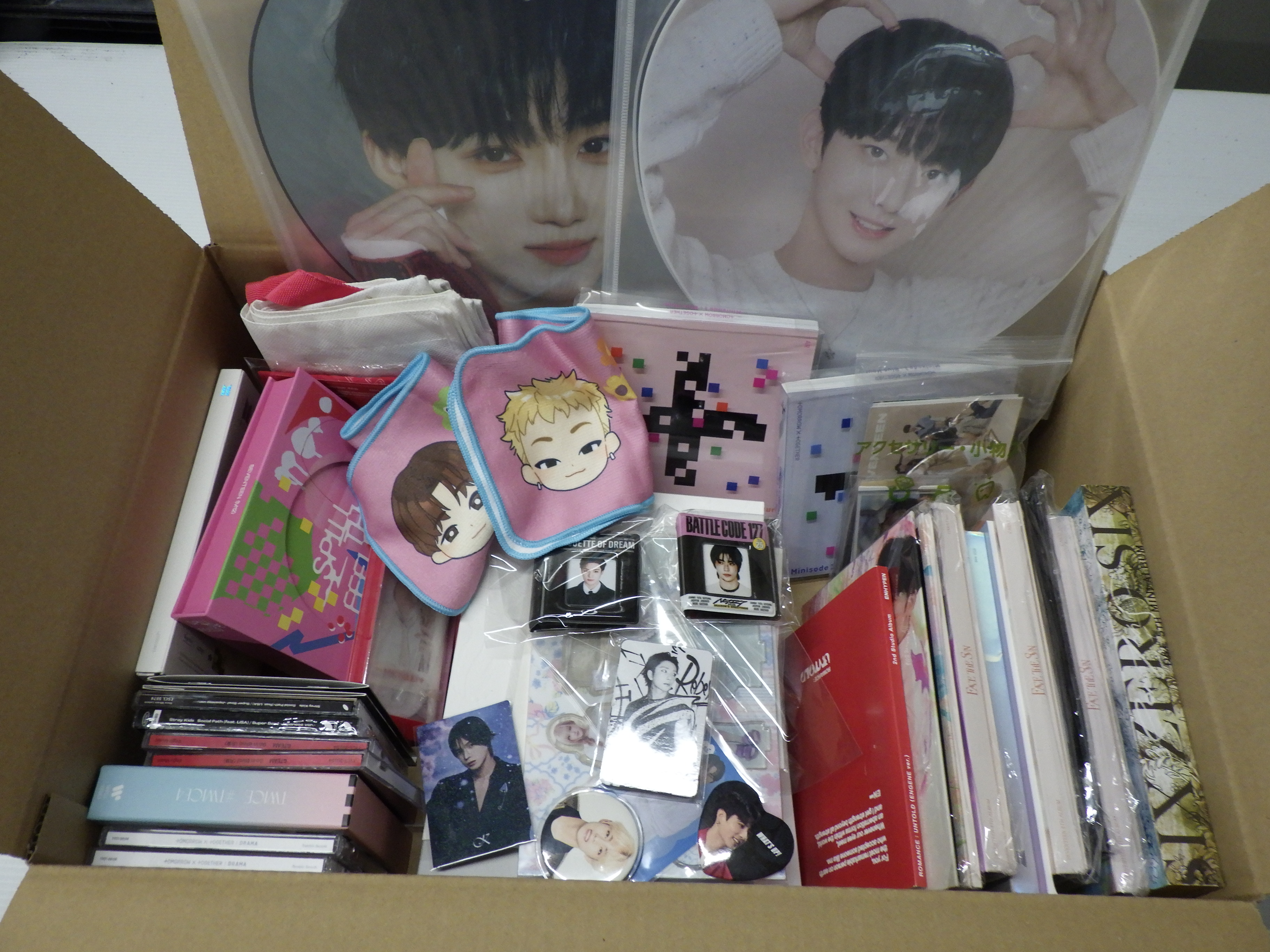 【グッズ詰め合わせ】