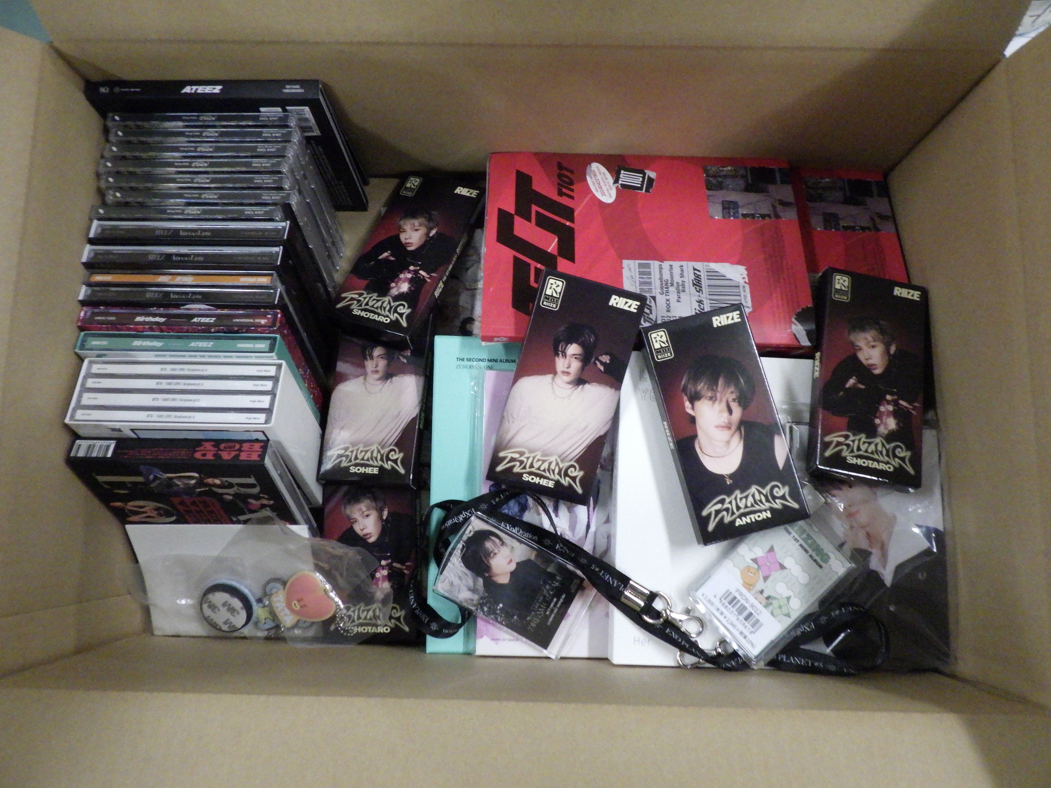 【グッズ詰め合わせ】